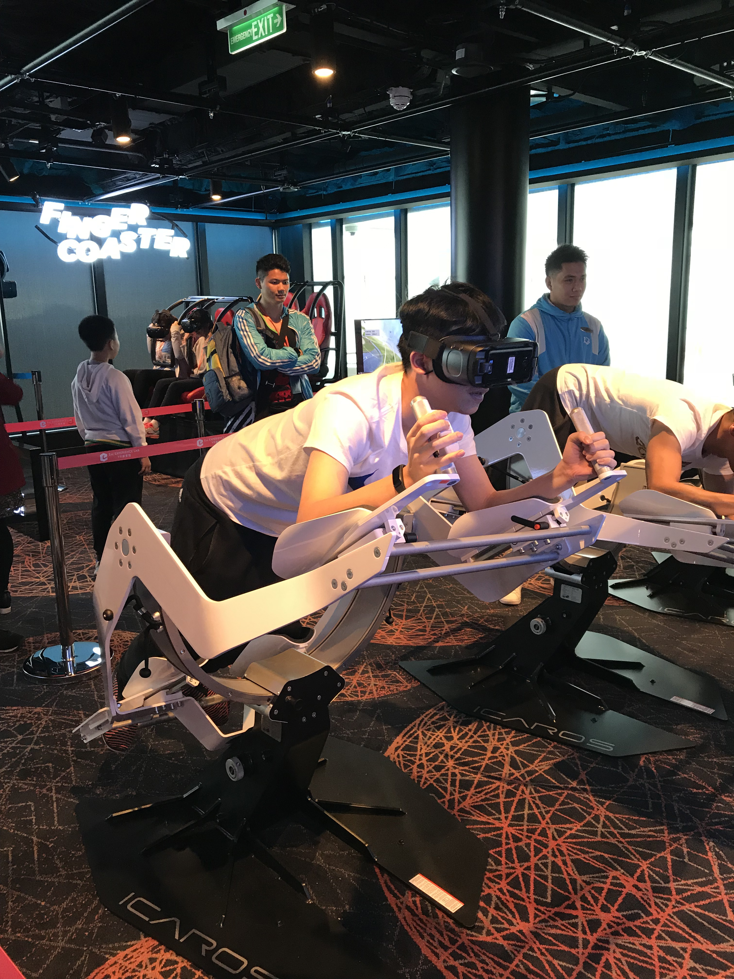 學員在「VR探索館」中體驗虛擬實境遊戲。