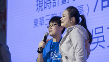 学员潘在丹（左）为人较内向，全因为友师吴芷姬女士（右）的鼓励，她才有勇气在典礼上与大家作分享。