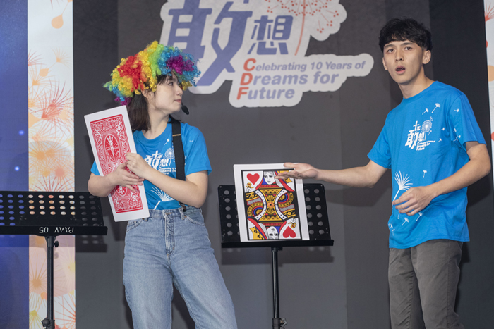 畢業學員奚天愛（左）與駱浩運（右）表演魔術。