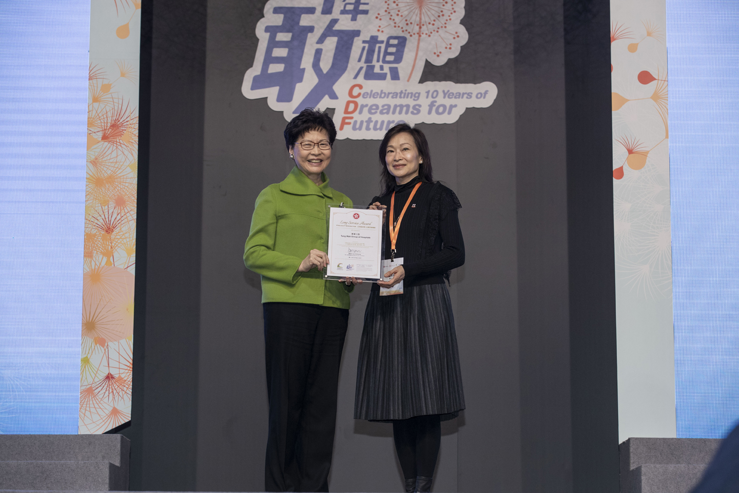 东华三院社服主任（青少年及家庭）钟燕婷女士代表机构接受「长期服务营办机构」嘉许状。