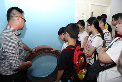 学员对海底天然气管道的体积、物料和设计均感到好奇。