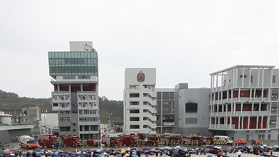 消防、救护和调派及通讯组学员示范灭火及救援工作。
