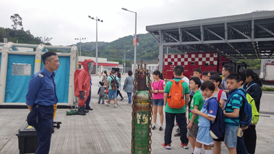 学员在危害物质训练场细心聆听消防人员的讲解