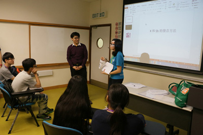 普通话组的学员细心聆听义务导师讲解「x」和「sh」两个声母发音的分别。