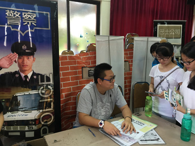 「自由城」内的考官正与有意投身警队的学员进行面试