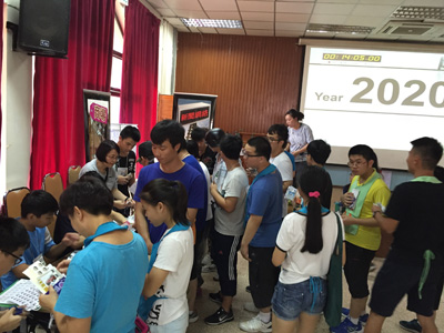 学员排队购买生活必需品，并记录在「生命册」上