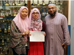 学员Iqra Sultan (中)在香港中学文凭考试中取得好成绩，拿着成绩表与其父亲及伊斯兰脱维善纪念中学校长
