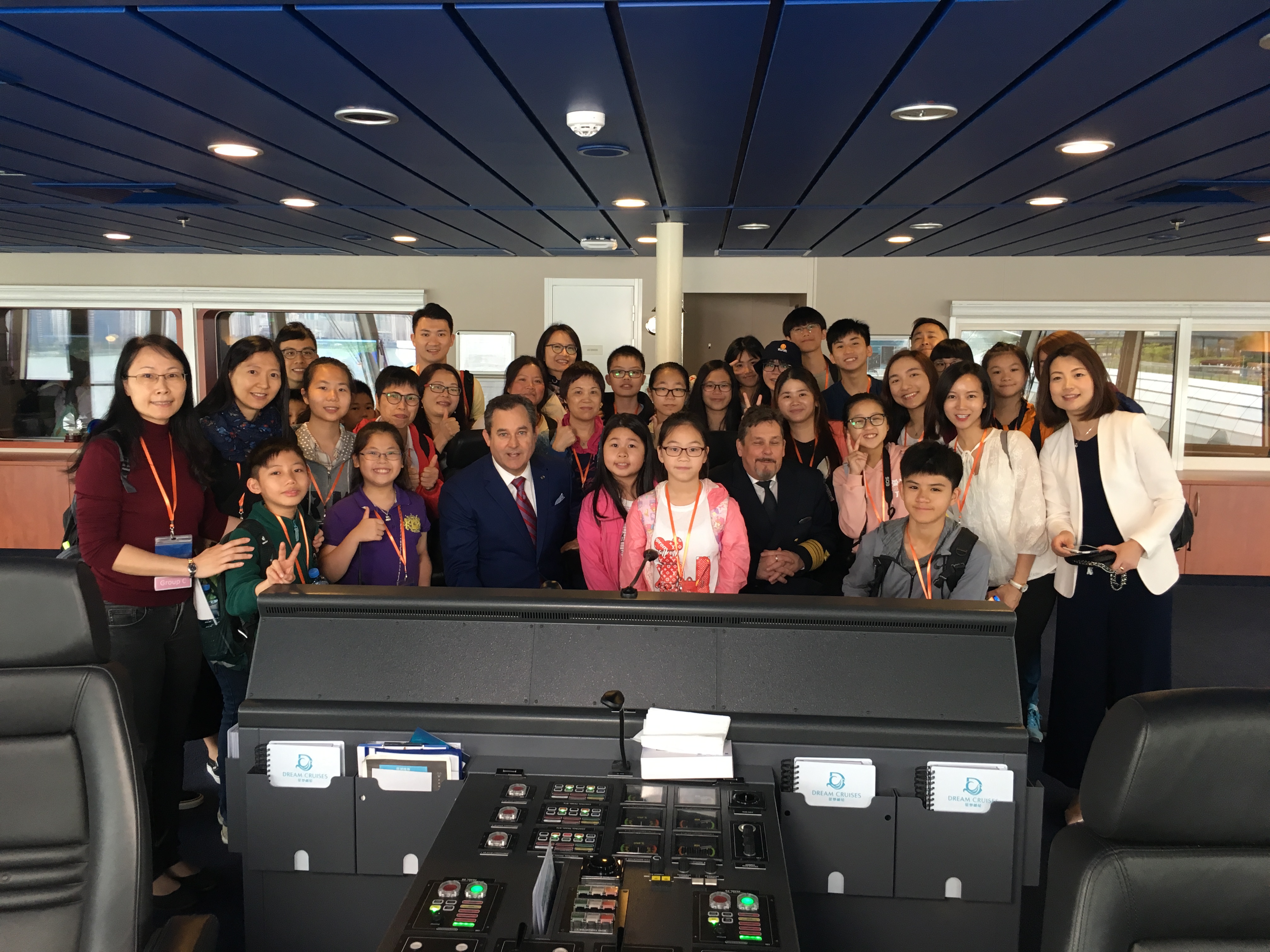 Participants visiting the captain’s cabin and having a group photo with the captain. 