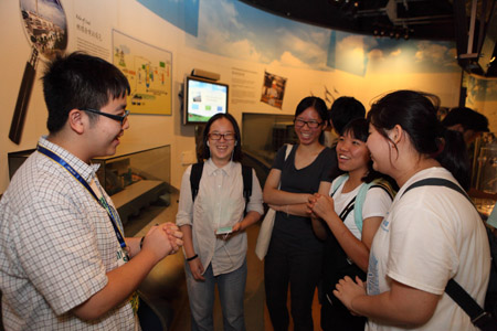 An electrical engineer answering participants' questions about power generation.