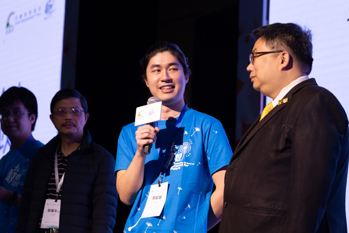 学员邓凯健（左）表示自己无法理解友师刘明辉先生（右）为何会这样关心自己，当中没有任何逻辑可言。