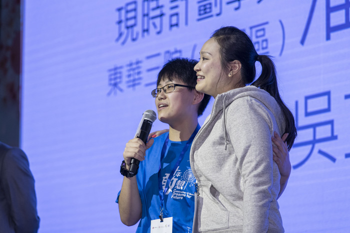 學員潘在丹（左）為人較內向，全因為友師吳芷姬女士（右）的鼓勵，她才有勇氣在典禮上為與大家作分享。
