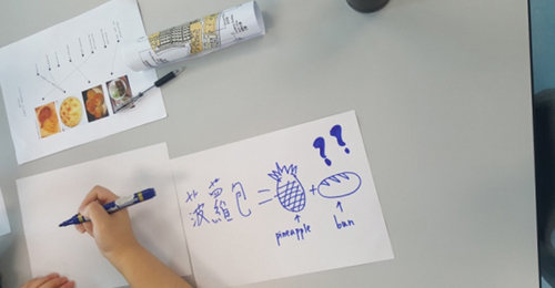 學員在「小老師教室」活動中學習編製教材。