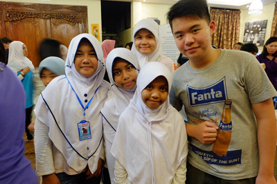 Gordon met new friends from Indonesia during the exchange visit.