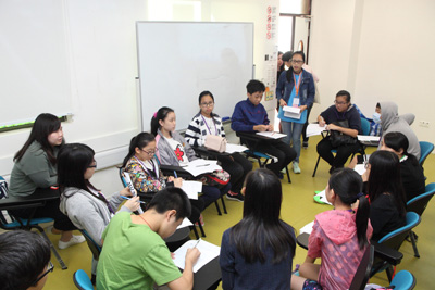 Participants grouped under three subject areas, i.e. Science, Putonghua and English Language, to learn how to prepare for the lesson.