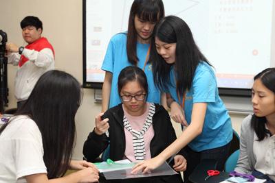 EdUHK undergraduates of the Science Group showing the participants how to use small tools such as plastic films to illustrate the concept of 3D images in the Junior Teacher’s Training Class session.