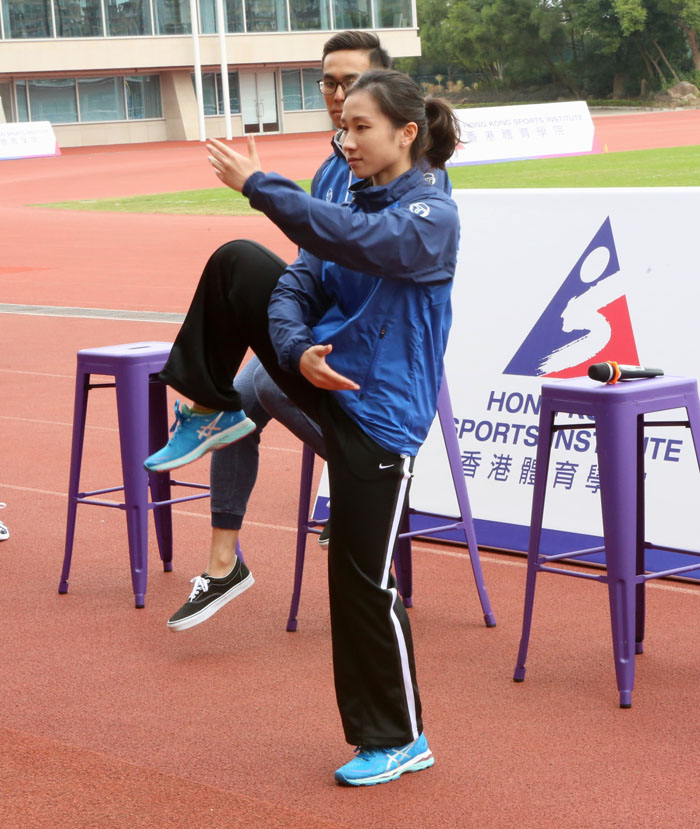 武術運動員莫宛螢即場示範太極拳。