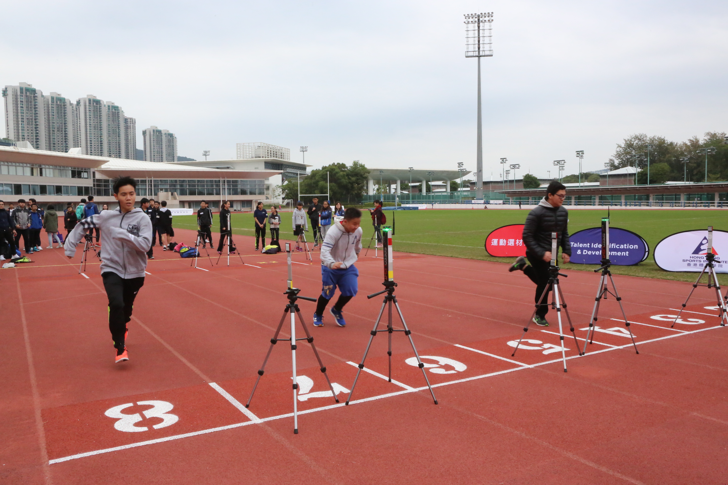 學員在10米衝刺跑中測試自己的速度。