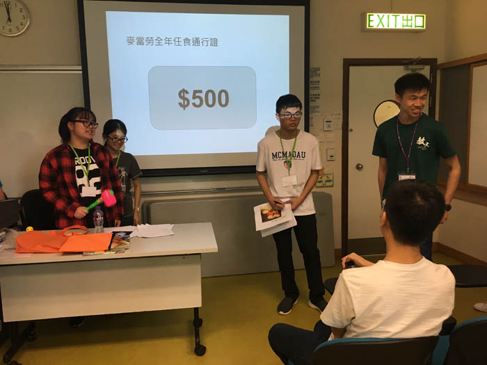 經濟科的「小老師」以拍賣遊戲帶出「機會成本」的概念。