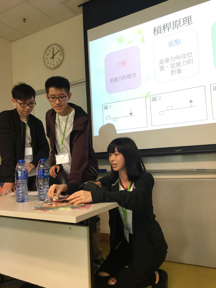 科學科的「小老師」以火柴作教材，演繹槓桿原理。