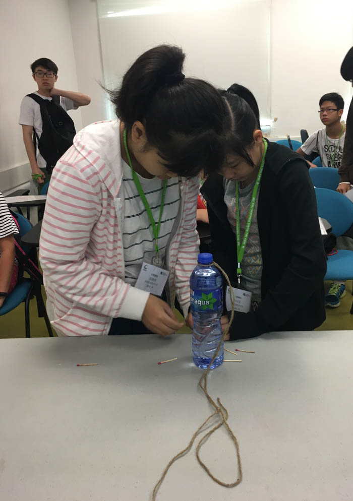 科學科的「小老師」以火柴作教材，演繹槓桿原理。