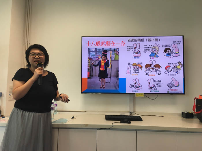 鍾老師笑說老師除了教書外，還需扮演多個角色，例如學生之間的「調解員」、校園刊物的「設計師」、製作校內短片的「導演」等。