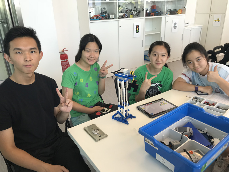 學員在工作坊中有機會學習編程，並嘗試組裝智能機器去解決一些簡單的問題。