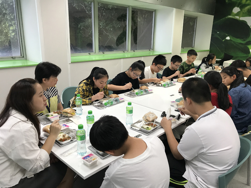 學員參觀配餐基地後，一同享用飛機餐。