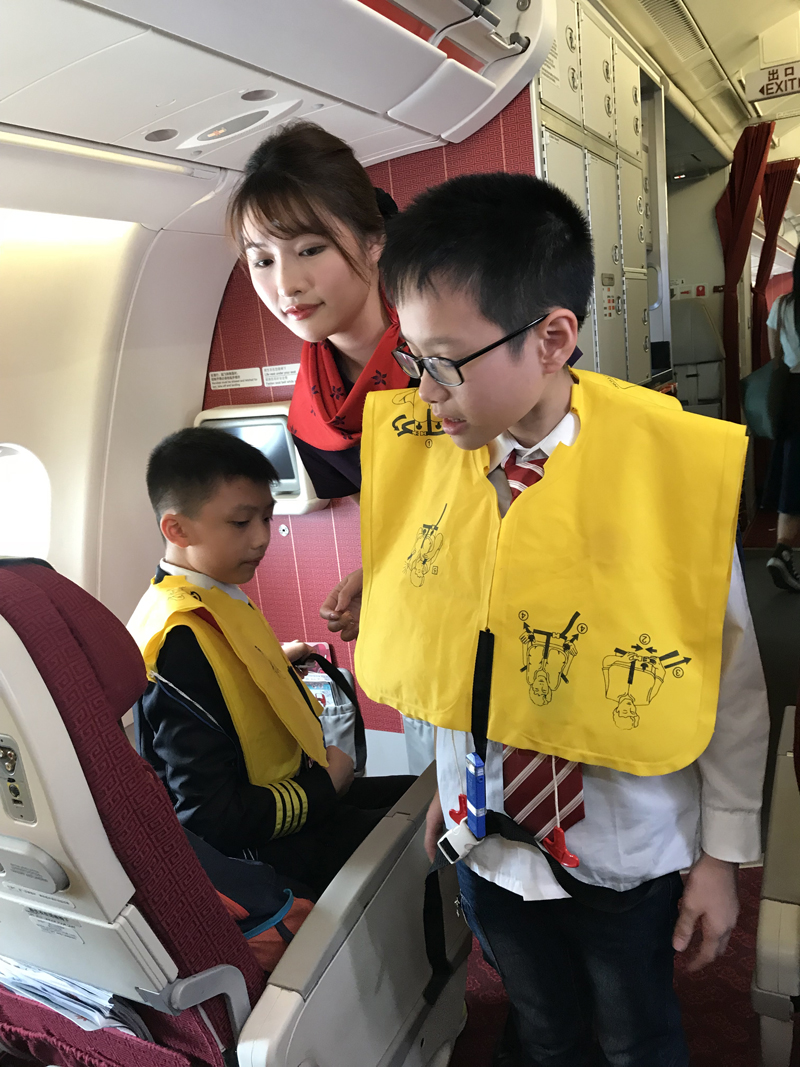 機艙服務員即場教導學員使用教生衣。