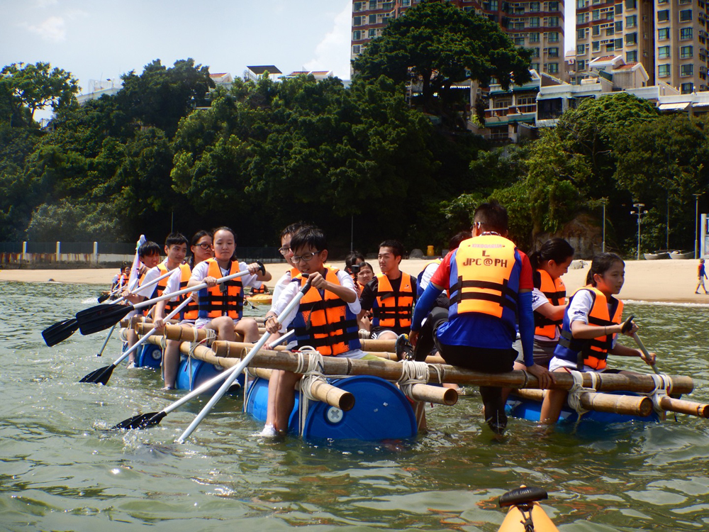 在海上歷奇中，學員分成小組，合力運用大膠桶、竹枝和棉繩製作木筏，能成功出海，並把木筏拖回岸上的隊伍便告任務完成。