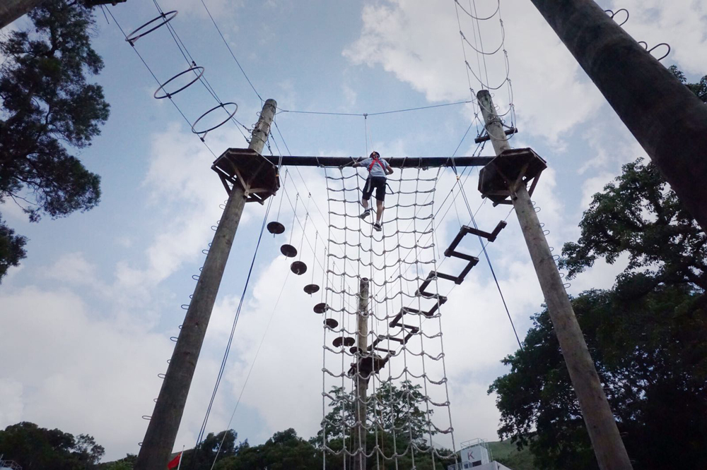 學員挑戰高空吊索及繩網陣。