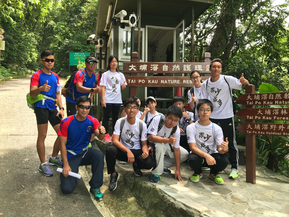 學員前往大埔滘郊野公園進行野外求生訓練，學習使用地圖及指南針來完成任務。