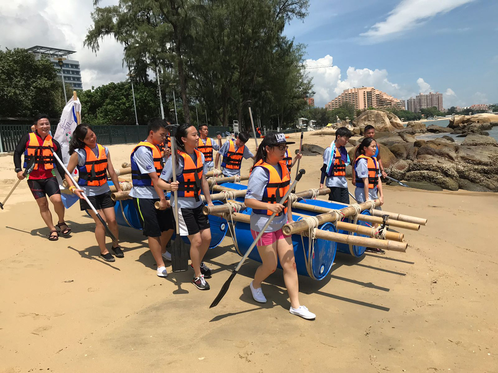 在海上歷奇中，學員分成小組，合力運用大膠桶、竹枝和棉繩製作木筏，能成功出海，並把木筏拖回岸上的隊伍便告任務完成。