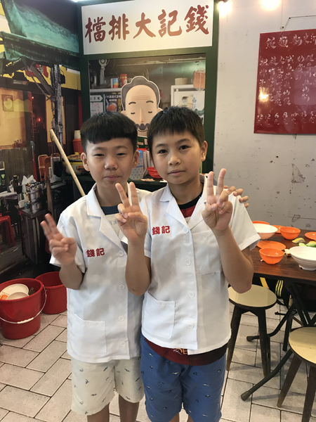 學員化身「打工仔」，於懷舊小店包括大排檔和藥材舖中工作，完成老闆指派的任務