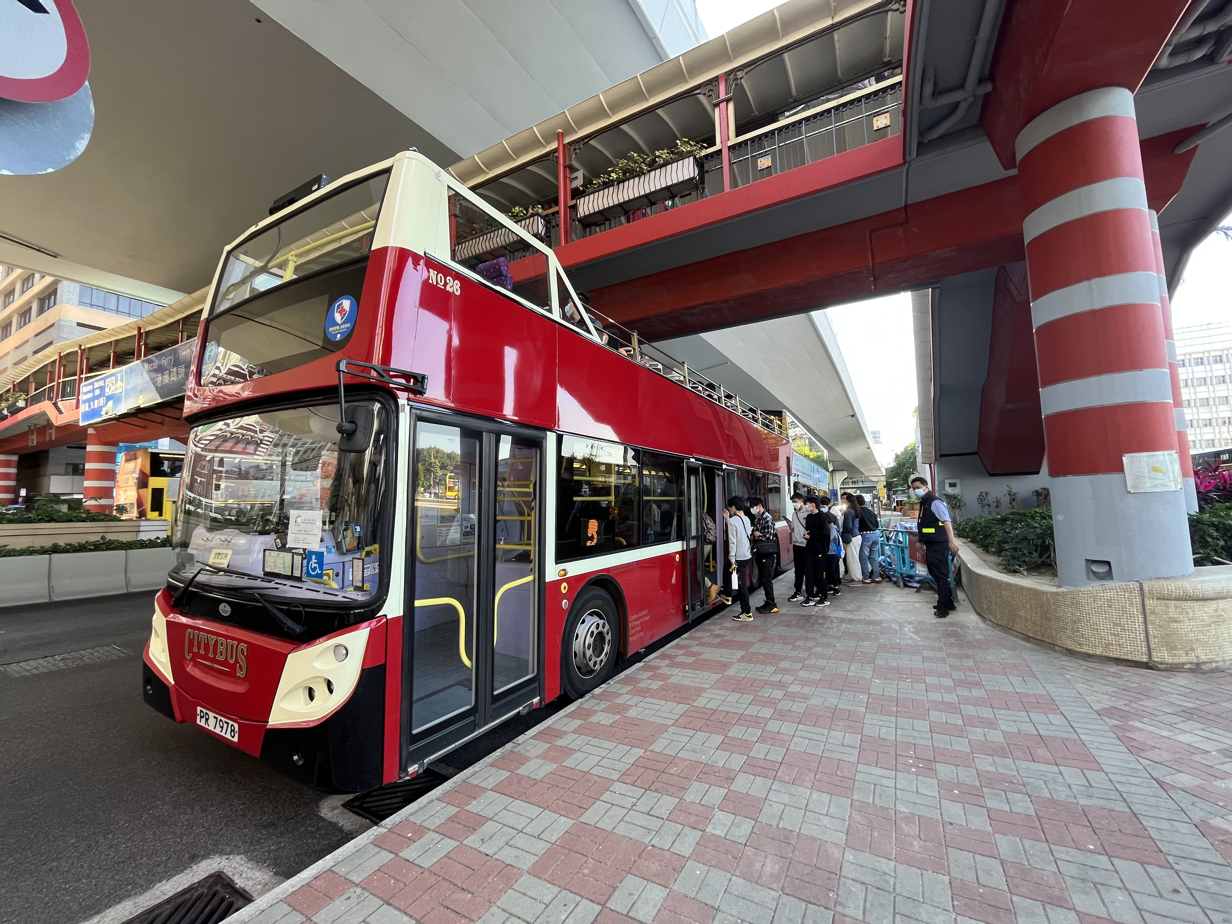 參與學員在開篷巴士遊的起點（港澳碼頭巴士總站）登車，開展1.5小時的港九名勝地標的旅程