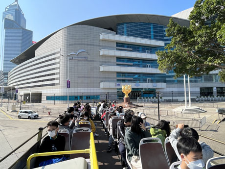 巴士遊涵蓋20個本地地標，包括位於灣仔的會議展覽中心及金紫荊廣場