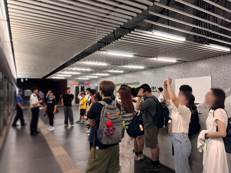 學員參觀設於模擬鐵路站及列車隧道內的大型鐵路事故及列車火警模擬訓練。