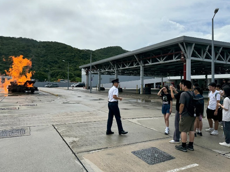 學員參觀汽車事故訓練場，當中設有模擬汽車焚毀情況，讓學員從中了解相應的救援行動。