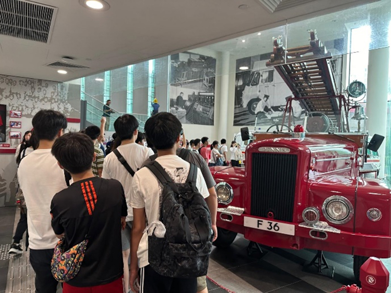 學員參觀消防及救護教育中心暨博物館，當中介紹消防處歷史和救援裝備的發展。