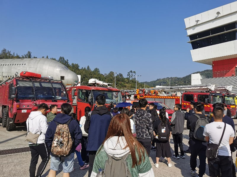 消防處人員向學員介紹不同種類的消防車輛及飛機事故訓練場。