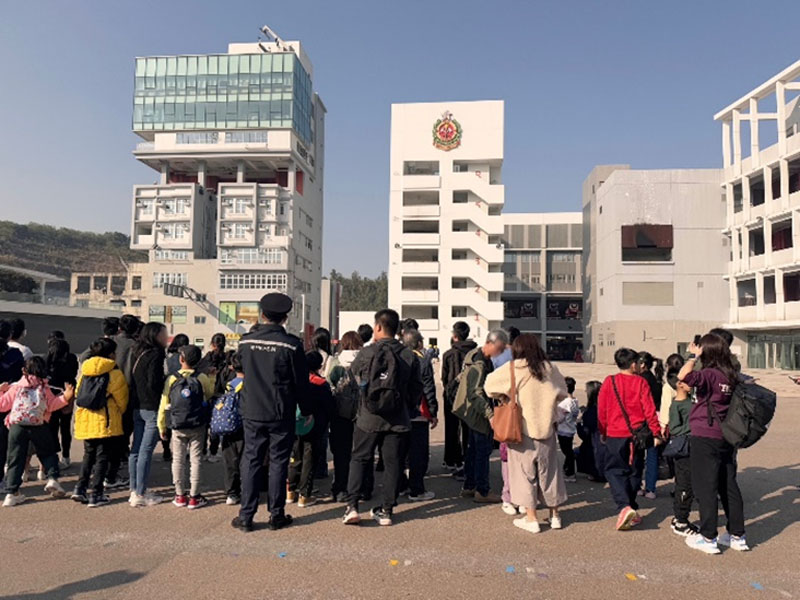 消防處人員向學員介紹滅火訓練樓及救援訓練樓。