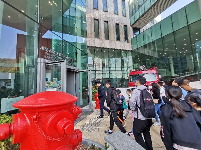 學員參觀消防及救護教育中心暨博物館，當中介紹消防處歷史和救援裝備的發展。