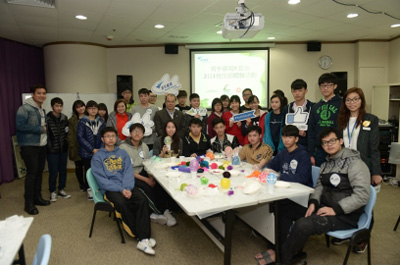 A snapshot of Mr Matthew CHEUNG, Secretary for Labour and Welfare and the CDF participants during the workshop of making Easter eggs.