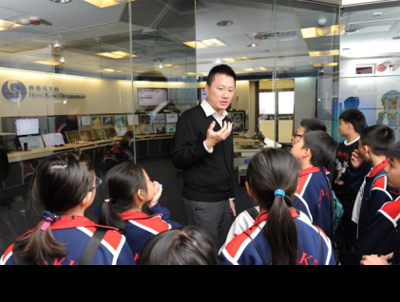 Participants visiting the Central Forecasting Office, get to know how HKO analyse data collected from satellite and radar observation to provide 9-day weather forecast to public.