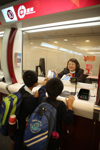 CDF participants opening accounts at the BOCHK's Castle Peak Road Branch.