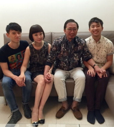 委員鄧藹霖與丈夫吳錫輝及兩名兒子的合照。