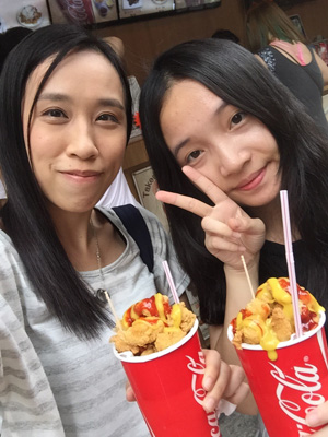 學員黎佩卿與「傑出友師」鄺鈺萍女士(左)感情要好，視她為姐姐看待。