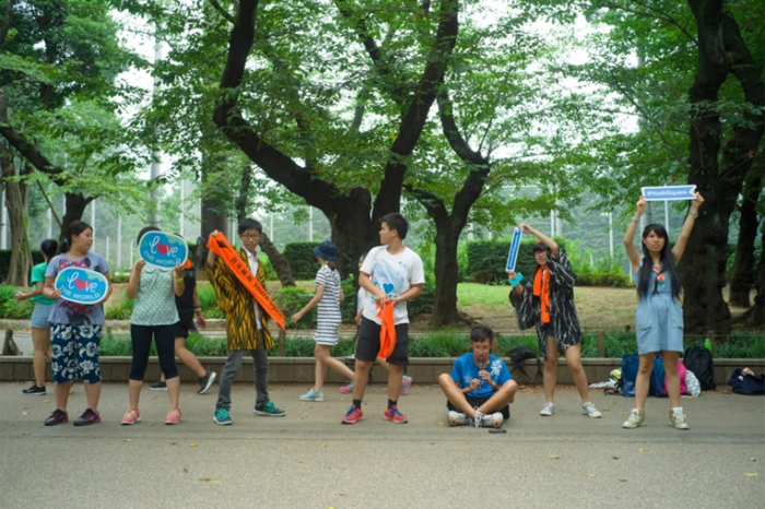 學員葉芳彤（左一）與其他背包大使在上野公園賣藝
